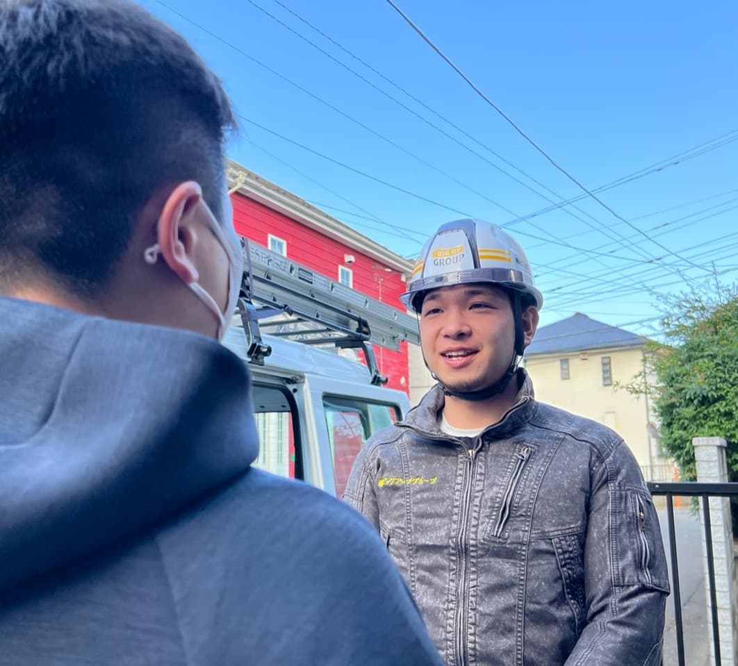 完工後にお客様のお住まいを訪問するスタッフ