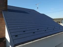 スーパーガルテクトを使用した屋根の施工イメージ